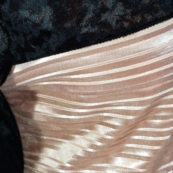 Beautiful woman's velvet top - Picture 6 of 9